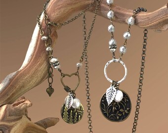 Collar con dije de perla de metal mixto: latón envejecido y plata