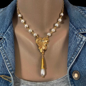 Dangling Pearl Leaf Necklace