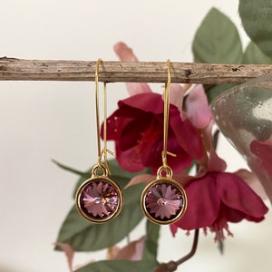 Boucles doreilles Swarovski Long Dangling. Deux finitions, plusieurs couleurs Gold/Amethyst