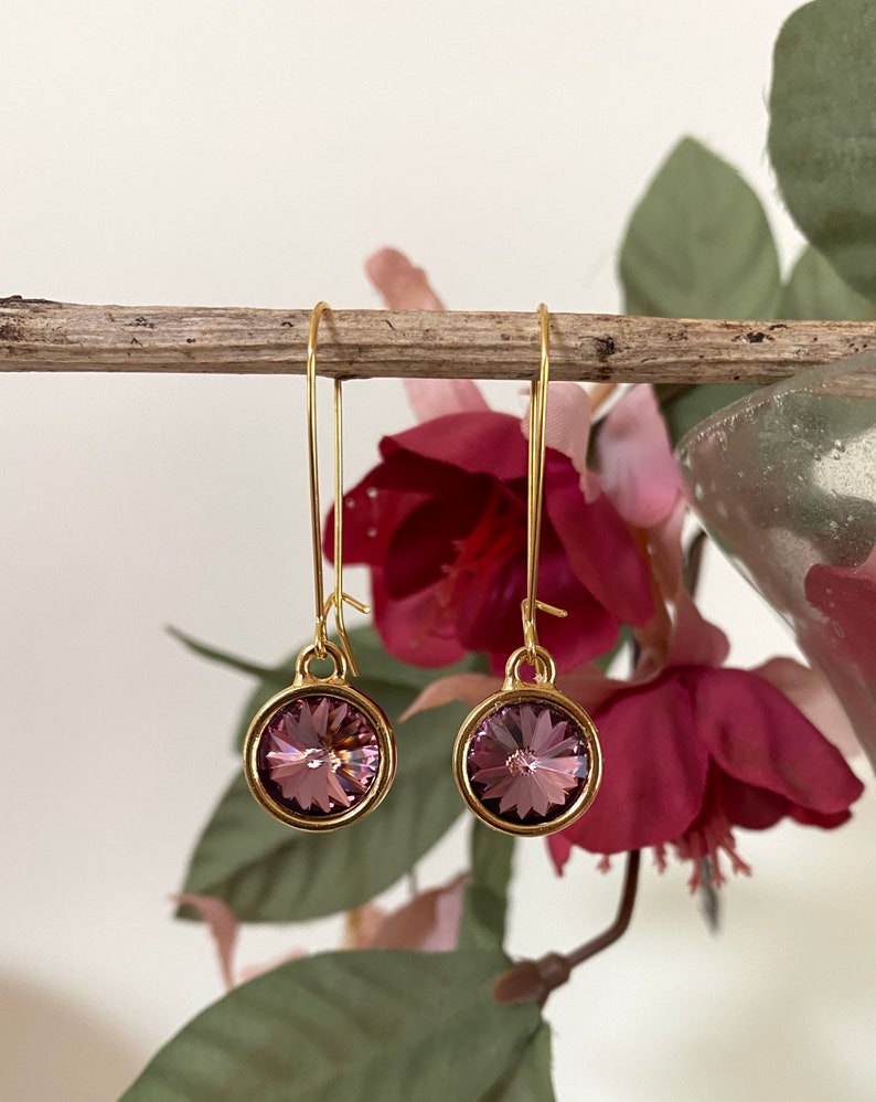 Boucles doreilles Swarovski Long Dangling. Deux finitions, plusieurs couleurs Gold/Amethyst