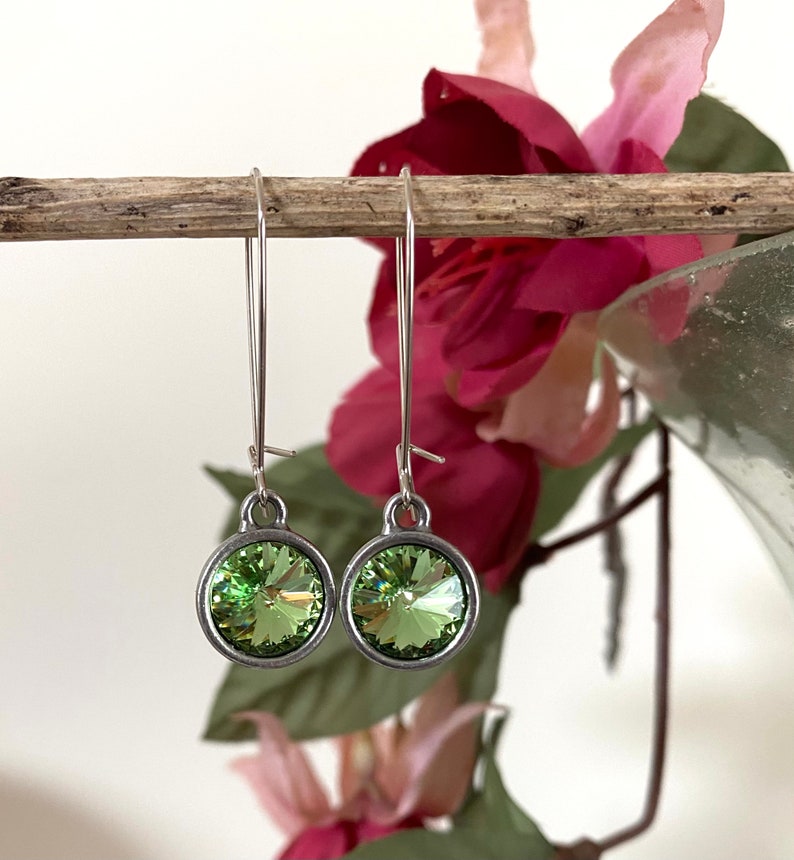 Boucles doreilles Swarovski Long Dangling. Deux finitions, plusieurs couleurs Silver/Peridot