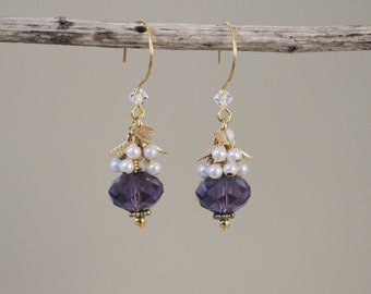 Rhondelle pourpre, perle et feuille boucles d’oreilles pendantes, bijoux habillé, boucles d’oreilles formelles, boucles d’oreilles violettes