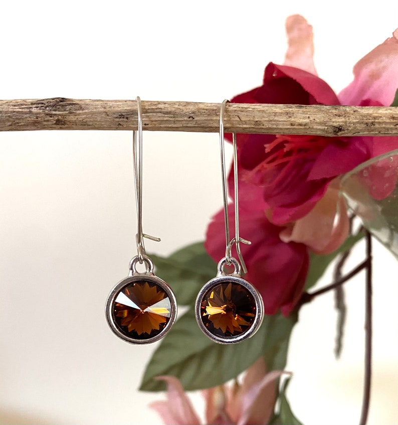 Boucles doreilles Swarovski Long Dangling. Deux finitions, plusieurs couleurs Silver/Amber