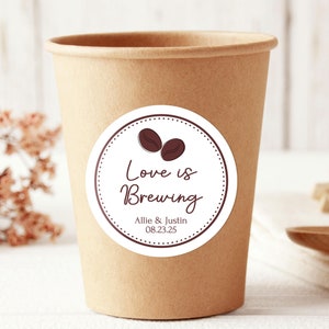 Stickers Love is Brewing, Stickers cadeaux pour mariage café, Étiquettes cadeaux pour café de mariage, Étiquette pour tasses à café de mariage, Fournitures pour bar à café de mariage
