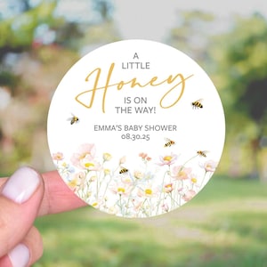 Un peu de miel est sur le chemin, autocollants de faveurs de baby shower d'abeille, faveurs de baby shower de bourdon de fleurs sauvages, étiquettes de remerciement de baby shower de fille