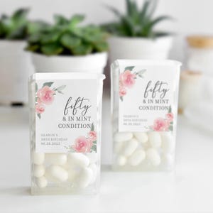 50e étiquettes de cadeau de fête d'anniversaire, cinquante et en parfait état, cadeaux floral rose menthe, cadeaux d'anniversaire menthe personnalisés pour les femmes