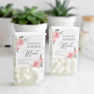 Abschlussfeier Gastgeschenke Etiketten für Minzen, rosa Blumen Rose AchieveMINT Aufkleber, Beginn Minze Gastgeschenke, personalisierte Abschlussgeschenke