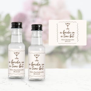 Una sposa in miniatura, etichette per bottiglie di liquore in miniatura, adesivi per bomboniere per addio al nubilato con Martini espresso, addio al nubilato con Martini e bikini