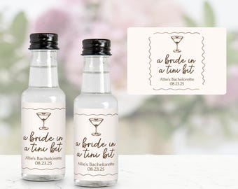 Una novia en un tini bit, etiquetas para botellas de licor en miniatura, calcomanías para regalos de despedida de soltera con martini espresso, despedida de soltera con martinis y bikinis