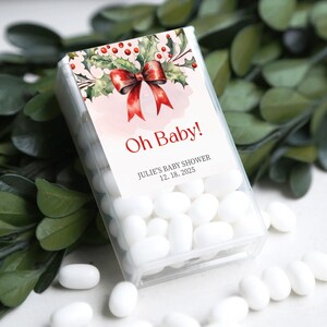 Étiquettes de faveur de baby shower de Noël pour des menthes, autocollants menthe de baby shower de vacances, noeud rouge de coquette, cadeau d'invité de remerciement de baby shower de décembre