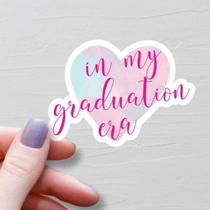 Sticker L'ère de l'obtention du diplôme, Stickers en vinyle, cadeau de remise de diplôme universitaire pour elle, Stickers bouteille d'eau, cadeau meilleur ami pour un diplômé du secondaire, S72