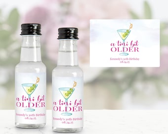 Etiquetas para minibotellas de licor "A Tini Bit Older", pegatinas para recuerdos de fiesta de cumpleaños de Dirty Martini, martinis y bikinis, etiquetas para mini chupitos
