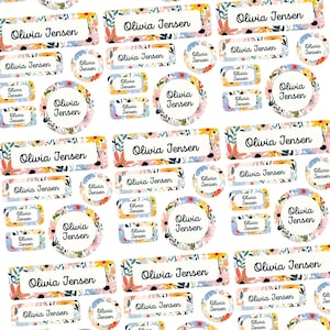 Peut inclure: Plusieurs étiquettes nominatives avec le nom "Olivia Jensen" et un motif floral. Les étiquettes sont de différentes formes, dont des rectangles et des cercles, et présentent un motif floral à l'aquarelle aux couleurs pastel.