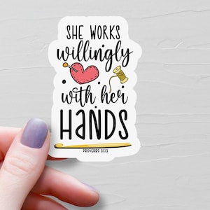 Sie arbeitet bereit mit ihren Händen Häkeln Sie Aufkleber, Sprüche 31 13, Vinylwasserflasche Aufkleber, Laptop Aufkleber, Häkelgeschenke - S136