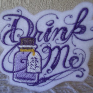 Parche bordado de botella "Bébeme" - Cosplay de Alicia en el País de las Maravillas