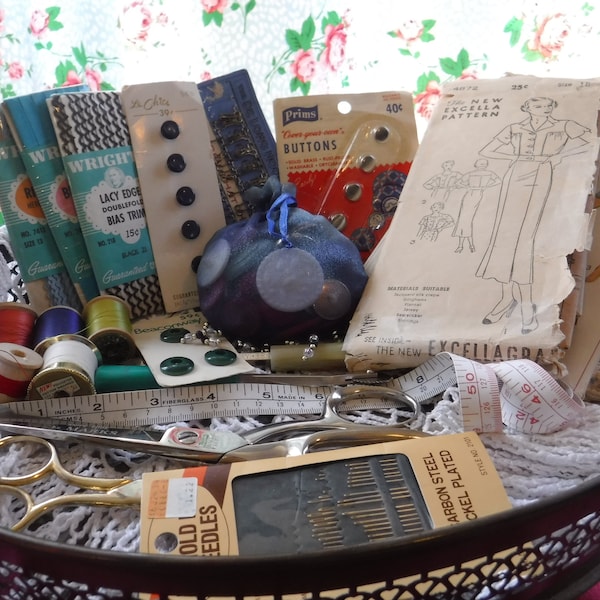 Caja de costura vintage: herramientas, artículos y patrones retro