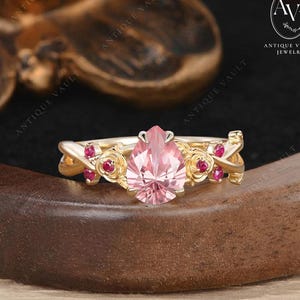 Anello di fidanzamento vintage con zaffiro rosa taglio fantasy, anello nuziale a torsione con rosa taglio a pera, anello di promessa con rubino a forma di fiore ispirato alla natura per donna