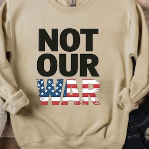 Maglietta con la bandiera americana "Not Our War", maglietta patriottica di protesta contro la guerra, maglietta con la bandiera americana contro la guerra, maglietta anti-Trump, maglietta di protesta contro la guerra