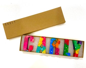 Hermosos crayones personalizados SpArKlY para niños: conjunto de nombres de crayones, nombre del alfabeto personalizado en una caja de regalo, juguete para niños de regalo de cumpleaños, favores de fiesta