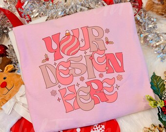 Sweat-shirt rose clair plié Gildan 18000 maquette flatlay, pull preppy maquette de Noël, sweatshirt rose clair festif flatlay pour l'hiver