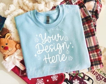 Sweat-shirt bleu clair maquette flatlay Gildan 18000, joli pull preppy maquette de Noël, sweatshirt bleu clair festif flatlay pour l'hiver