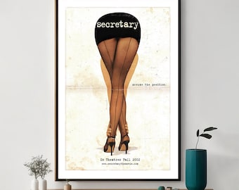 Può includere: Un poster di film vintage per il film "Secretary" con le gambe di una donna in calze e tacchi alti. Il testo sul poster recita "Secretary" e "Assume the position." Il poster include anche la data di uscita "In Theatres Fall 2002" e l'indirizzo del sito web "www.secretarythemovie.com".