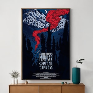 Può includere: Un poster per il film "Assassinio sull'Orient Express" con un'illustrazione stilizzata di una catena montuosa innevata con fumo rosso che sale da un binario ferroviario. Il titolo del film è scritto in bianco su sfondo nero.