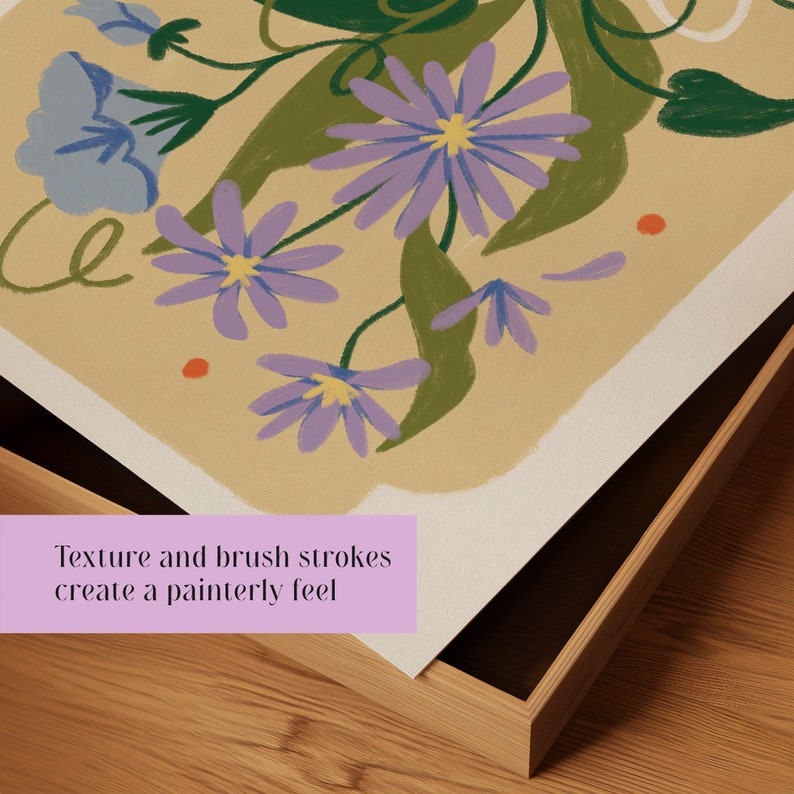 Op de afbeelding: Een ingelijste print van een bloemenillustratie met paarse bloemen, groene bladeren en oranje stippen op een beige achtergrond. De tekst "Texture and brush strokes create a painterly feel" is zichtbaar onderaan de print.