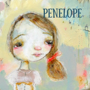 Puede incluir: Una pintura de una niña con cabello castaño y una cinta roja en el cabello. Tiene una expresión triste en su rostro. El fondo es amarillo claro y azul con formas abstractas y la palabra "PENELOPE" escrita en azul.