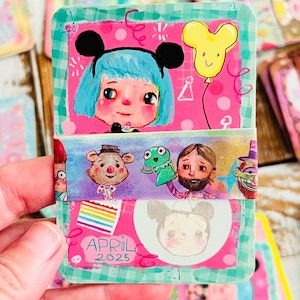 Puede incluir: Una tarjeta de arte colorida pintada a mano con una niña de dibujos animados con cabello azul y orejas de ratón, un globo amarillo y varios personajes de dibujos animados. La tarjeta está decorada con detalles en rosa y verde y el texto "ABRIL 2025".