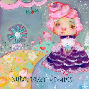 Puede incluir: Una pintura caprichosa de una niña con cabello rosado y un vestido morado, sosteniendo un cupcake. El fondo presenta una caña de azúcar, un molino de viento y un cupcake. El texto "Nutcracker Dreams" está escrito en la parte inferior de la pintura.