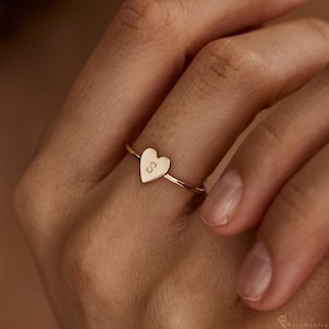 Anillo de oro macizo de 14 quilates con inicial de corazón, anillo de letra personalizado de 14 quilates, anillo para mujer, anillo de corazón, regalo para ella, anillo apilable grabado.
