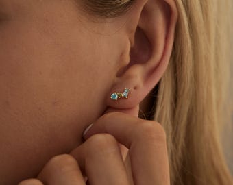 Pendientes de botón con tres piedras de nacimiento, pendientes personalizados de 3 piedras, delicados pendientes de circonita cúbica, regalo de cumpleaños, regalo de graduación, regalo personalizado para ella.