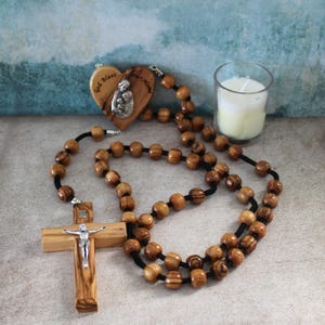 Rosario de pared de madera de olivo hecho a mano: decoración cristiana para el hogar