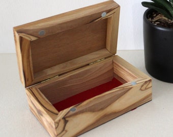 Kleine Schmuckschatulle aus Olivenholz, handgefertigte Schmuckschatulle, Geschenkbox aus Holz, handgeschnitzt im Heiligen Land Jerusalem, Hochzeitsgeschenk, Einweihungsgeschenk
