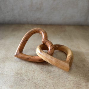 Corazones entrelazados de madera de olivo: recuerdo artesanal de Jerusalén
