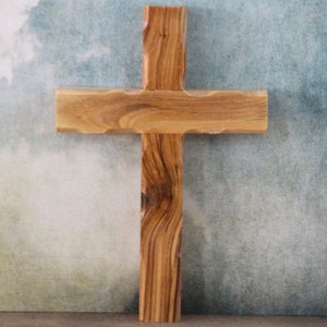 Cruz de madera de olivo de 9,5 pies (borde ondulado). Diseño sencillo ideal para colgar en la pared, cruz de confirmación o cualquier regalo religioso de Tierra Santa de Jerusalén