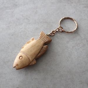Zwei hölzerne Fische Schlüsselanhänger, Olivenholz Fisch Schlüsselanhänger, Fisch-Schlüsselring für Glück, handgemachte Olivenholz Schlüsselanhänger geschnitzt Made in Jerusalem Heilige Land