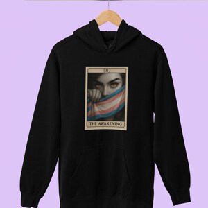 Sudadera con capucha unisex - Diseño "El Despertar", sudadera moderna, prenda LGBTQ+, moda cómoda, regalo para amigos.