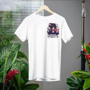 Camiseta Magia de Medianoche - Sabe trucos de cartas y de dedos - Camiseta lésbica - Motivo de diseño frontal - Camiseta LGBTQ