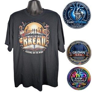 Puede incluir: Camiseta negra para adultos con un diseño gráfico. El diseño presenta las palabras "Walking Bread" sobre un libro abierto, con figuras caminando hacia una puesta de sol. La camiseta también tiene el texto "Feeding on the Word".