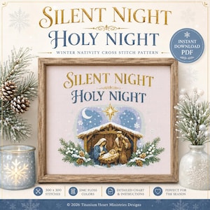 Könnte beinhalten: Ein Kreuzstichmuster mit dem Titel Silent Night Holy Night, das eine Krippenszene mit einer Krippe, einem Stern und einer Mondsichel zeigt. Das Design enthält Text, winterliches Grün und Tannenzapfen als digitale PDF-Datei zum Download.