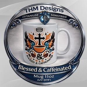 Könnte beinhalten: Weiße Keramiktasse mit dem Schriftzug "Blessed & Caffeinated" und einem Kreuzdesign. Die Tasse hat einen Henkel und fasst 325 ml. Das Design umfasst Flügel, Kaffeebohnen und den Text "THM Designs".
