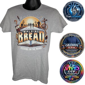 Puede incluir: Una camiseta gris para adultos con un diseño gráfico que dice "The Walking Bread" con una cruz, personas caminando y un libro abierto. La camiseta también tiene el texto "Feeding on the Word".
