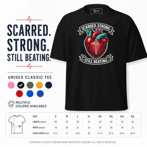 Peut inclure: Un t-shirt noir à manches courtes avec un graphique de cœur anatomique rouge et bleu sarcelle portant une cicatrice centrale, entouré du texte SCARRED. STRONG. STILL BEATING. Un tableau des tailles en pouces est affiché sous le t-shirt.