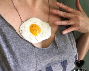 Collar llamativo de desayuno con huevo frito y pimienta