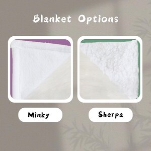 Puede incluir: Imagen que muestra dos opciones de mantas: Minky y Sherpa. La manta Minky es de tela blanca lisa, mientras que la manta Sherpa tiene un aspecto esponjoso y texturizado. El texto "Blanket Options" est&aacute; en la parte superior de la imagen.