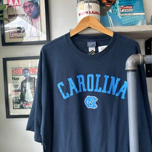 ANCIENNE | T-shirt North Carolina University Arch Logo, taille XXL Adulte image 1
