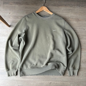 VINTAGE | NIKE Embroidered Small Swoosh Olive Green Crewneck Sweater sz M Adult