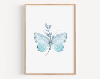 Pode incluir: Uma impressão em aquarela emoldurada com uma borboleta azul clara com padrões de asas delicados, pousada em um galho de folhas. A obra de arte é emoldurada em uma moldura de madeira natural, adequada para decoração de casa.